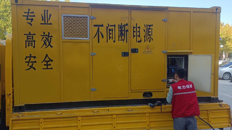 贡山柴油发电机组和UPS电源配合使用时，如何避免切换过程中的电力中断？